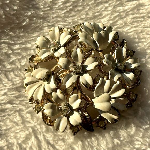 50s Crown Trifari Fleurette Pin Brooch White Enamel Flowers Gold Tone Rare - Picture 8 of 8